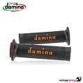 Coppia manopole Domino A010 in gomma nero/arancio per moto stradali/racing